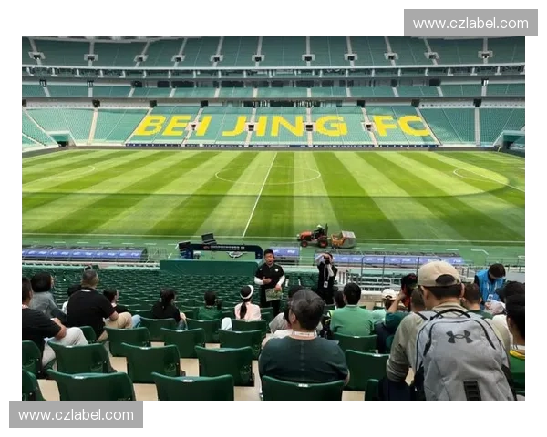 替补席棚打造足球场新风貌提升球员休息体验和观赛氛围 替补席棚打造足球场新风貌提升球员休息体验和观赛氛围